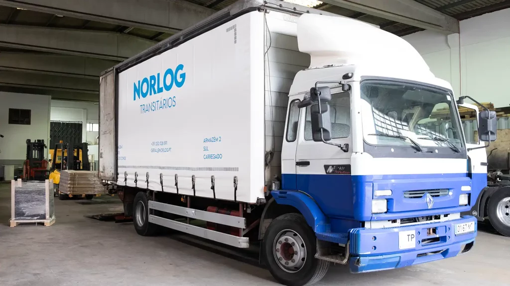 A importância do transporte na logística - Camião de transporte de mercadorias da NORLOG Transitários